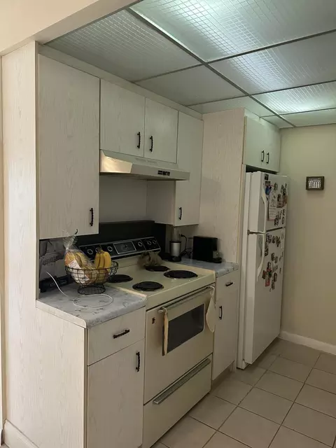 Kitchen - 1090 Cornwall E, Boca Raton, FL 33434 photo 2 of 2