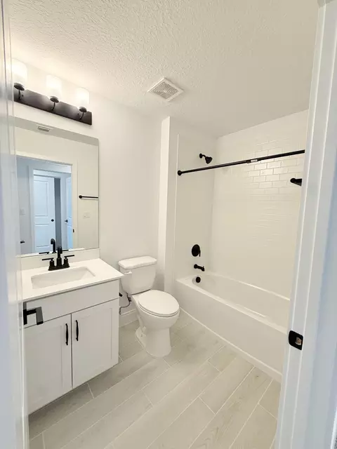 Bath - 121 SE Birch Ter, Stuart, FL 34997 photo 3 of 3