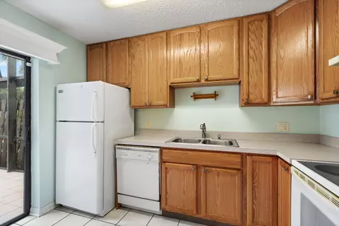 Kitchen - 3190 SE Brook St, Stuart, FL 34997 photo 2 of 4