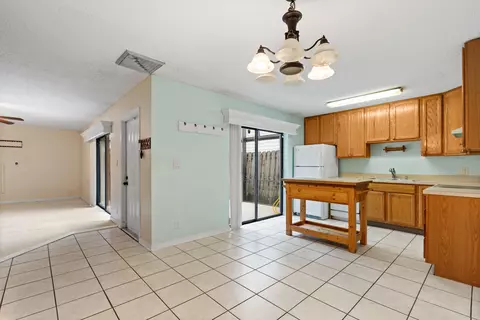 Kitchen - 3190 SE Brook St, Stuart, FL 34997 photo 4 of 4