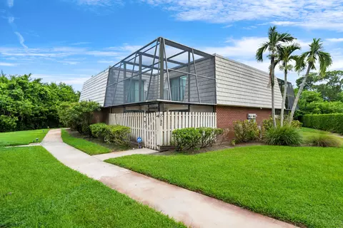 Exterior - 3190 SE Brook St, Stuart, FL 34997 photo 2 of 5