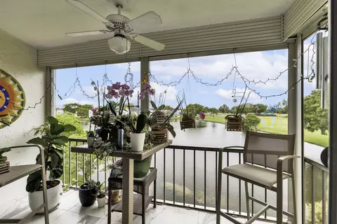 9500 N Hollybrook Lake Dr #301, Pembroke Pines, FL 33025