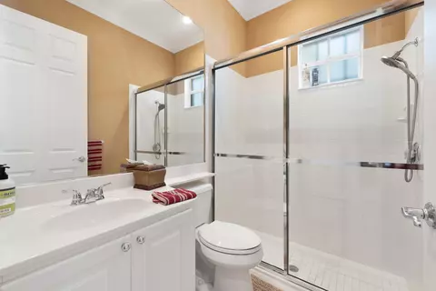 Bath - 3723 Community Dr, Jupiter, FL 33458 photo 4 of 5