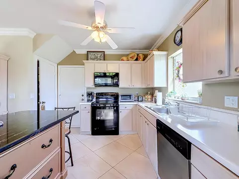 Kitchen - 13 Swallow Dr, Boynton Beach, FL 33436 photo 4 of 5