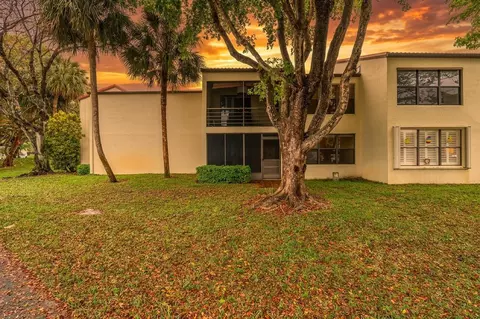 2300 S Cypress Bend Dr #204, Pompano Beach, FL 33069