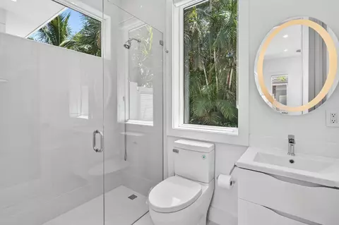 Bath - 7037 SE Harbor Cir, Stuart, FL 34996 photo 7 of 9