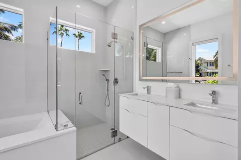 Bath - 7037 SE Harbor Cir, Stuart, FL 34996 photo 8 of 9