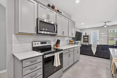 Kitchen - 4416 Appleton Cir E, Oakland Park, FL 33309 photo 2 of 4