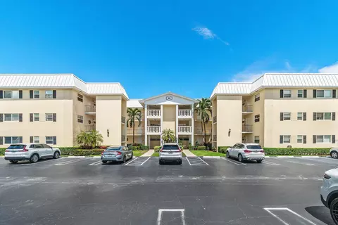 16 Colonial Club Dr #302, Boynton Beach, FL 33435