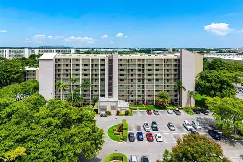 2205 S Cypress Bend Dr #103, Pompano Beach, FL 33069