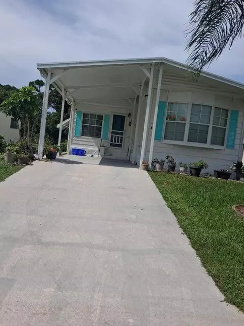 8 Novedades, Port Saint Lucie, FL 34952