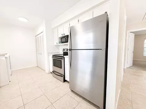 Kitchen - 4725 SE Teri Pl, Stuart, FL 34997 photo 1 of 2