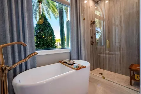 Bath - 2457 NE 26th St, Lighthouse Point, FL 33064 photo 3 of 13