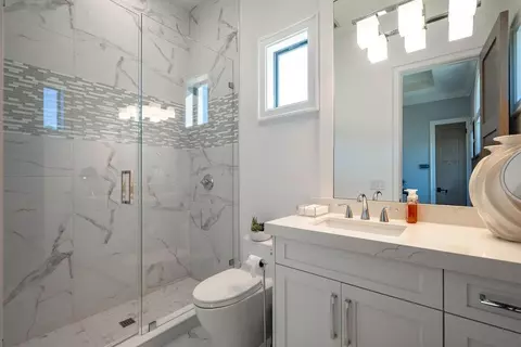 Bath - 2457 NE 26th St, Lighthouse Point, FL 33064 photo 11 of 13
