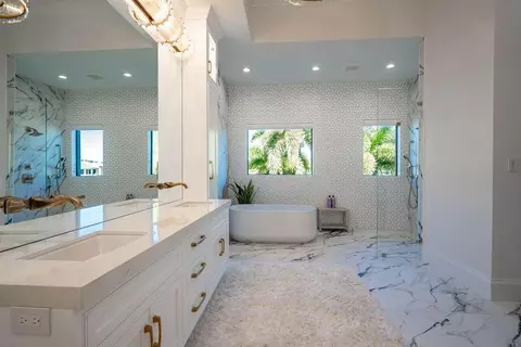 Bath - 2457 NE 26th St, Lighthouse Point, FL 33064 photo 6 of 13