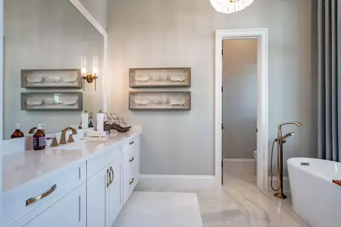 Bath - 2457 NE 26th St, Lighthouse Point, FL 33064 photo 2 of 13