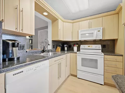 7145 Huntington Ln #205, Delray Beach, FL 33446