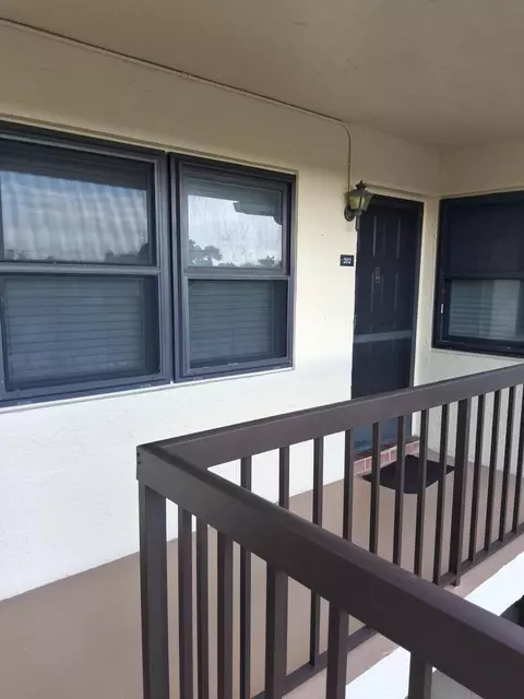 4693 E Lucerne Lakes Blvd E #202, Lake Worth, FL 33467