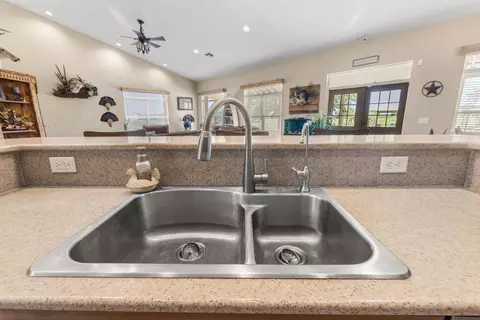 Kitchen - 8661 E Center St, Okeechobee, FL 34974 photo 6 of 8