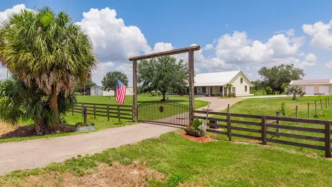 Exterior - 8661 E Center St, Okeechobee, FL 34974 photo 4 of 28