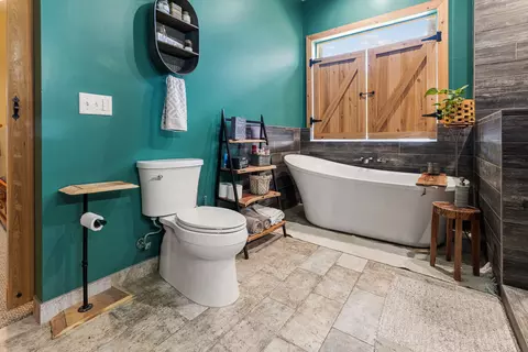 Bath - 8661 E Center St, Okeechobee, FL 34974 photo 4 of 7