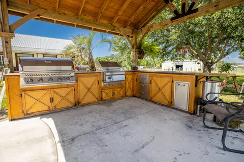 Kitchen - 8661 E Center St, Okeechobee, FL 34974 photo 7 of 8