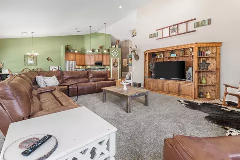 Living - 8661 E Center St, Okeechobee, FL 34974 photo 2 of 4