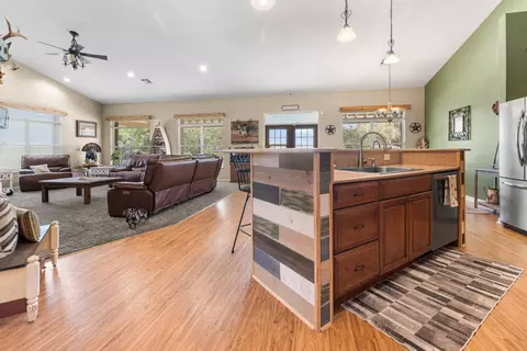 Kitchen - 8661 E Center St, Okeechobee, FL 34974 photo 3 of 8