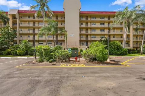 3810 Via Poinciana #202, Lake Worth, FL 33467