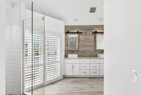 Bath - 130 Jupiter Key Rd, Jupiter, FL 33477 photo 3 of 6
