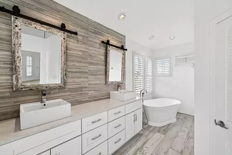 Bath - 130 Jupiter Key Rd, Jupiter, FL 33477 photo 4 of 6