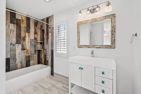 Bath - 130 Jupiter Key Rd, Jupiter, FL 33477 photo 2 of 6
