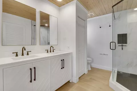 Bath - 6208 Michael St, Jupiter, FL 33458 photo 2 of 4