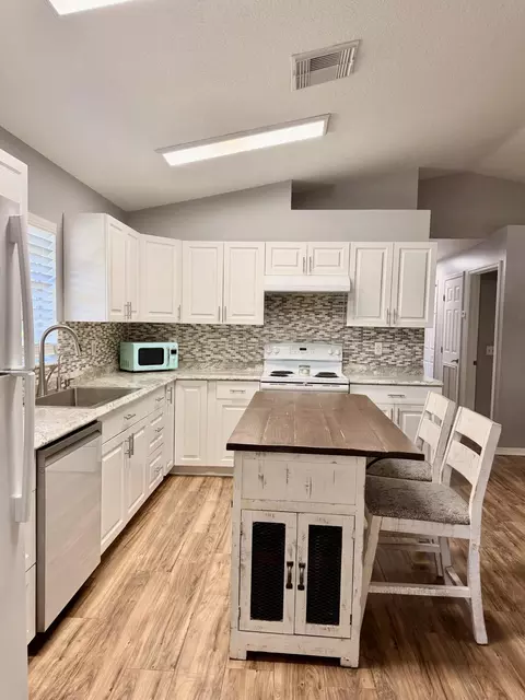 Kitchen - 3307 SW 17th St, Okeechobee, FL 34974 photo 2 of 4