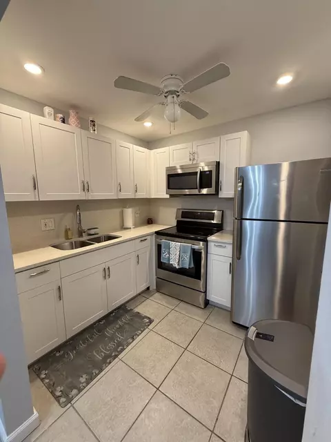 200 Village Grn E #218, Palm Springs, FL 33461