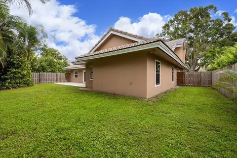 Exterior - 101 Timber Ln, Jupiter, FL 33458 photo 10 of 13