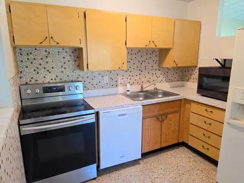 Kitchen - 4651 SE Chatham Ave, Stuart, FL 34997 photo 1 of 3