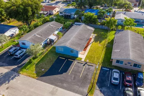 320 SW 10th Ter, Hallandale Beach, FL 33009