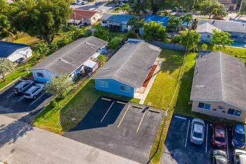 320 SW 10th Ter, Hallandale Beach, FL 33009