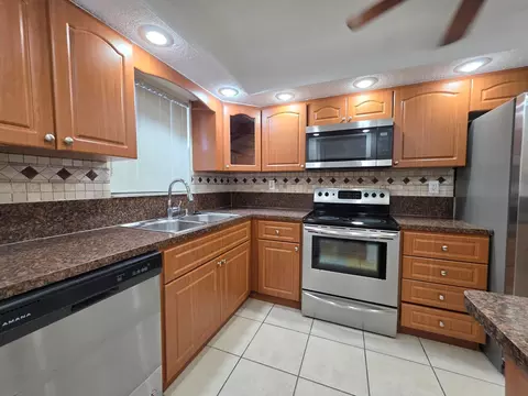 5860 NW 44th St #502, Lauderhill, FL 33319