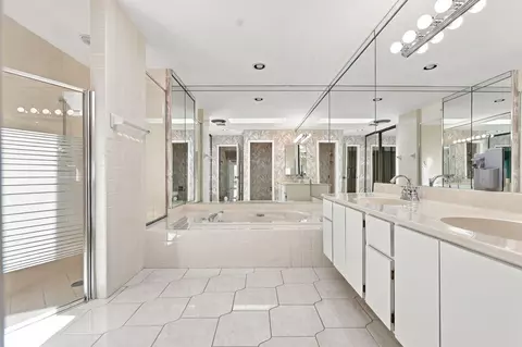 Bath - 352 River Edge Rd, Jupiter, FL 33477 photo 2 of 6