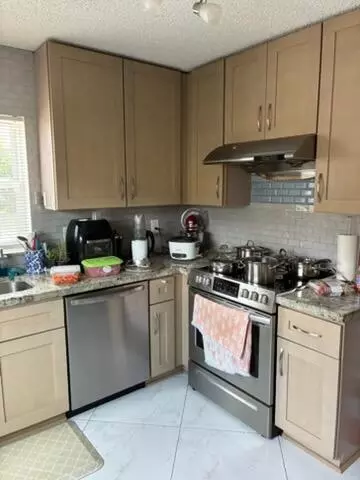 Kitchen - 3305 Apache Ln, Margate, FL 33063 photo 3 of 4
