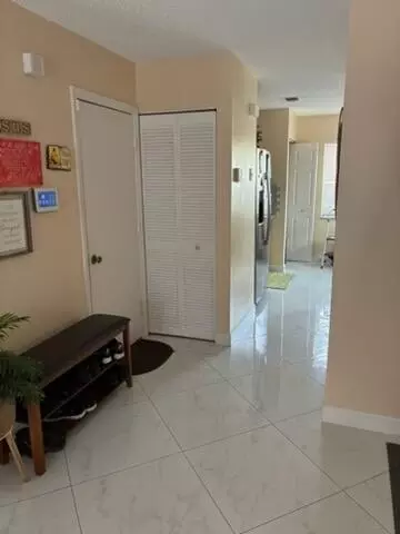Entry Way - 3305 Apache Ln, Margate, FL 33063 photo 4 of 6