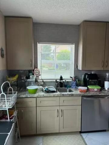 Kitchen - 3305 Apache Ln, Margate, FL 33063 photo 4 of 4