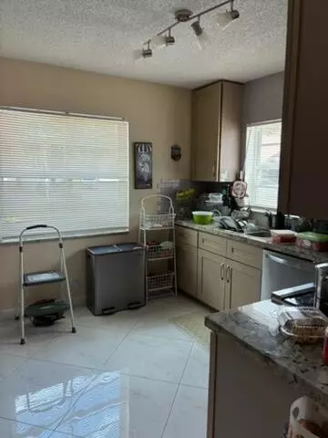 Kitchen - 3305 Apache Ln, Margate, FL 33063 photo 1 of 4