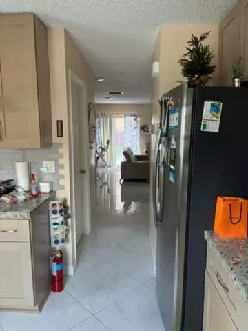 Entry Way - 3305 Apache Ln, Margate, FL 33063 photo 5 of 6