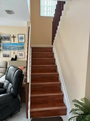 Entry Way - 3305 Apache Ln, Margate, FL 33063 photo 2 of 6