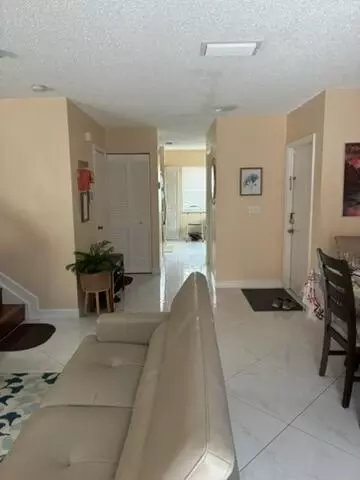 Entry Way - 3305 Apache Ln, Margate, FL 33063 photo 3 of 6