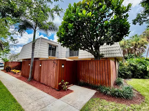 1700 Embassy Dr #403, West Palm Beach, FL 33401