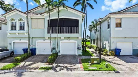 3175 Laurel Ridge Cir, Riviera Beach, FL 33404